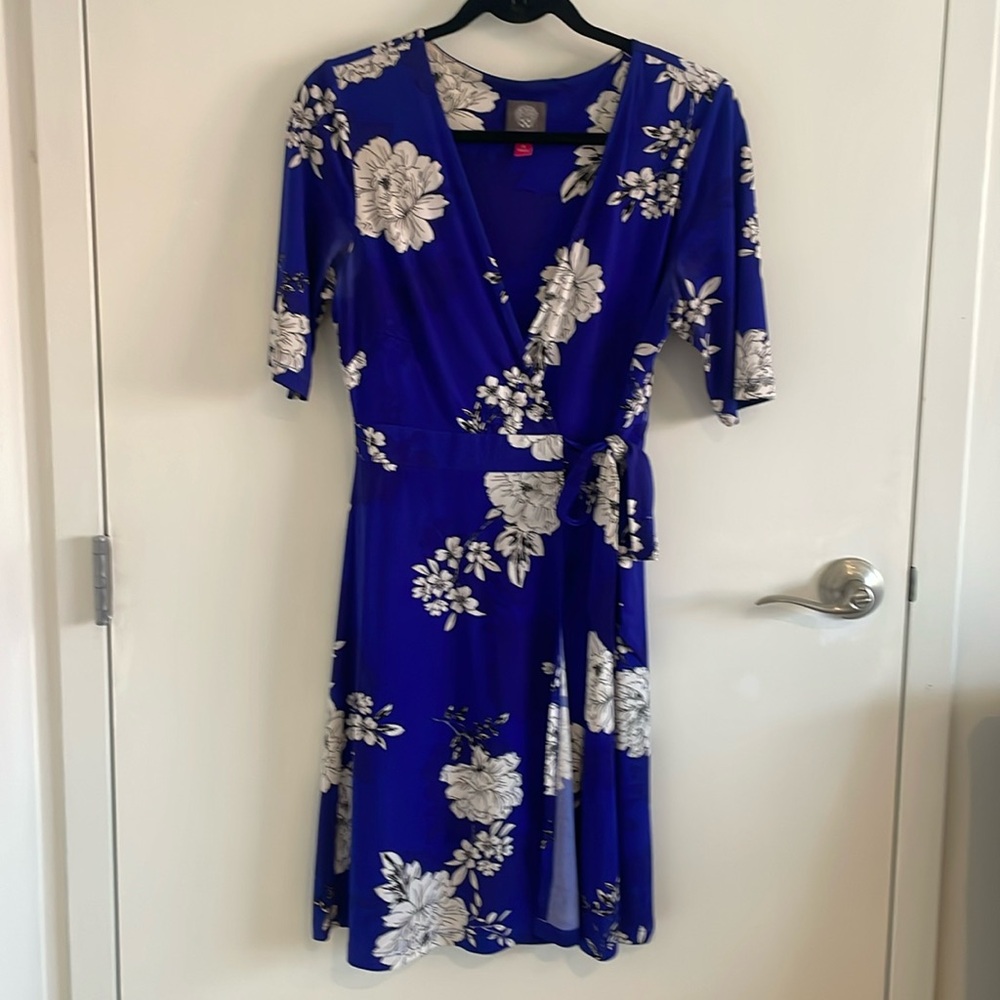 Vince Camuto Short Sleeve Blue Floral Wrap Dress Size 8
